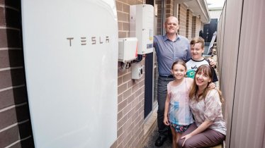 “Tesla” เริ่มติดตั้ง “Powerwall” ตัวแรกในออสเตรเลียแล้ว หลังยอดสั่งซื้อพุ่งขึ้นถล่มทลาย!