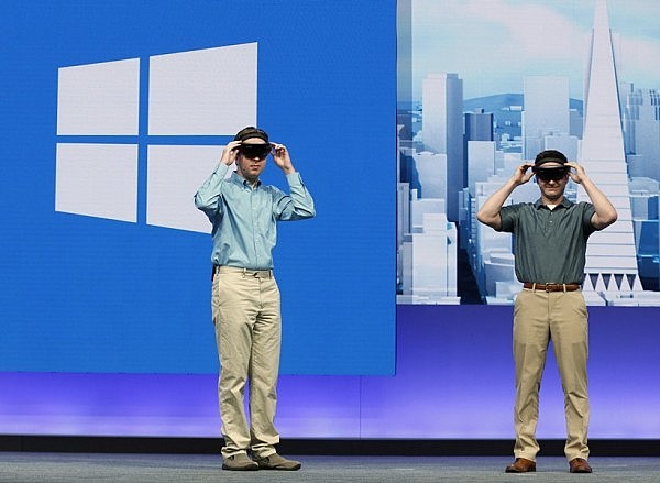 Students from Case Western Reserve University don the new HoloLens during the keynote address during the Microsoft Build 2016 Developers Conference in San Francisco, California March 30, 2016. REUTERS/Beck Diefenbach