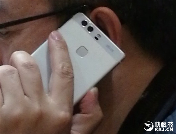 ภาพหลุด! ประธานบริษัท Huawei ใช้มือถือกล้องหลัง 2 ตัว หรือจะเป็น P9…!?