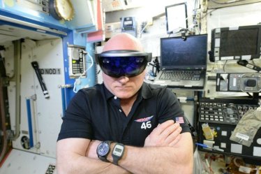 นักบินอวกาศ Scott Kelly ใช้ HoloLens ยิงเอเลี่ยนบนสถานีอวกาศนานาชาติ
