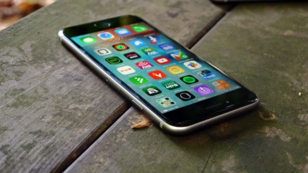 มีรายงานว่า “iPhone 7S” จะได้ใช้หน้าจอ OLED เป็นรุ่นแรก ในปี 2017