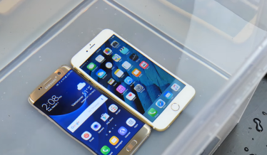 ทดสอบ iPhone 6s และ Samsung Galaxy S7 ดำน้ำแข่งกันใครจะชนะ!