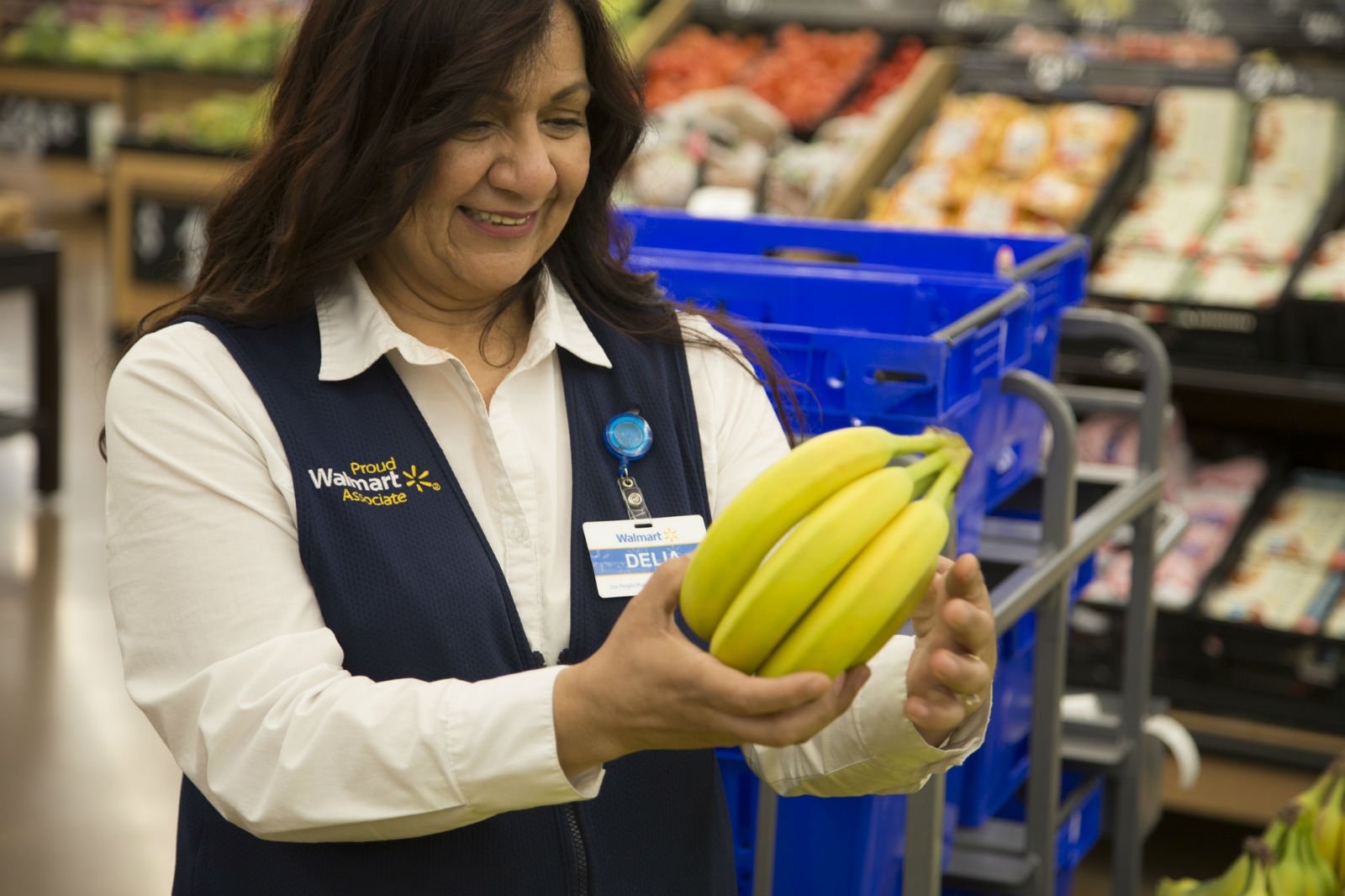 an-associate-gets-bananas-ready-for-grocery-pickup