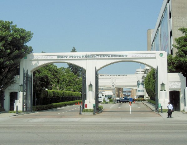 1156px-Sony_Pictures_Entertainment_entrance_1