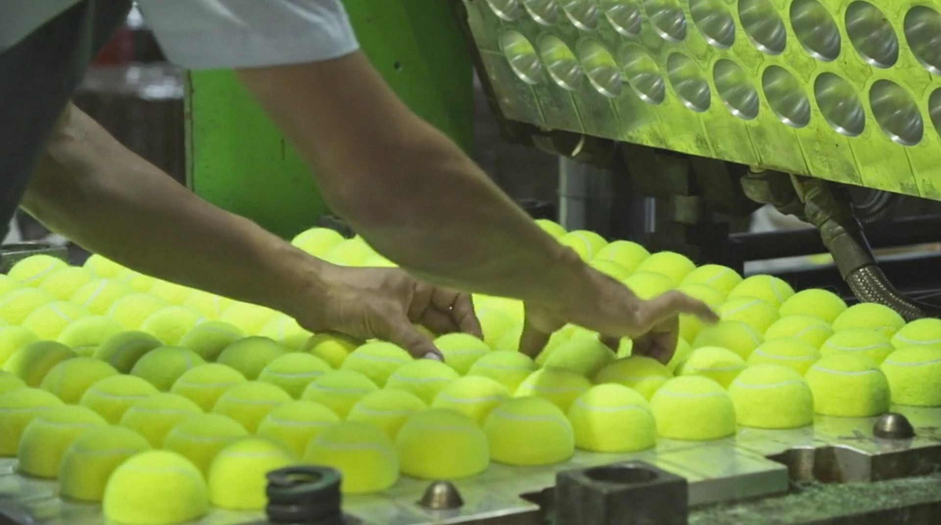 มาดูหนังสั้นเกี่ยวกับกระบวนการผลิตลูกเทนนิส (How  to Make a Tennis Ball)