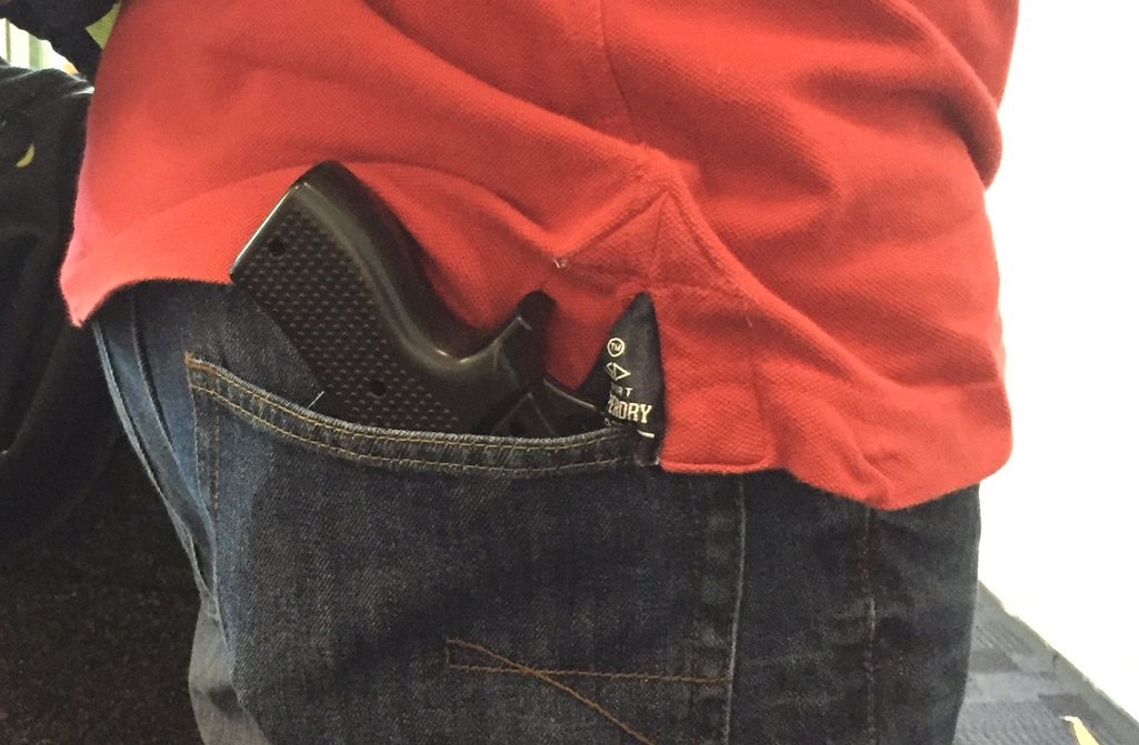 ขำไม่ออก! ชายหนุ่มโดนจับที่สนามบิน เหตุใช้เคส iPhone รูปปืน!!