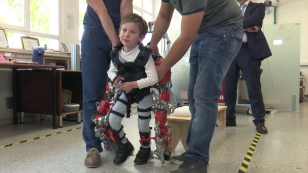 Child-Exoskeleton Suit อุปกรณ์สวมใส่ที่ทำให้น้องหนูทั้งหลายเดินได้อีกครั้ง