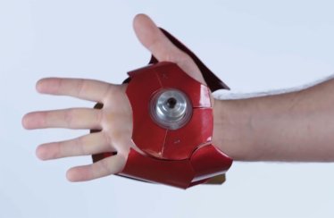 พบถุงมือประดิษฐ์พลังเลเซอร์อย่างกับ Iron Man ที่ใช้ได้จริง!