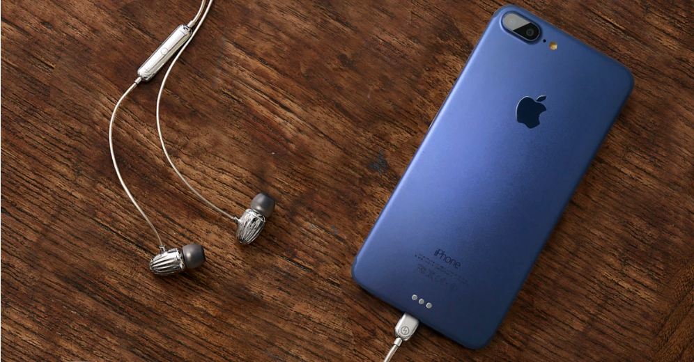 บริษัทหูฟังในจีนลงทุนสร้างโมเดลจำลอง iPhone 7 Plus สี Deep Blue เพื่อโปรโมทหูฟัง