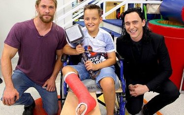 อบอุ่นหัวใจ: Thor กับ Loki มอบ “ค้อนสายฟ้า” เป็นของขวัญให้แก่ “ผู้ป่วยเด็ก” ที่โรงพยาบาล