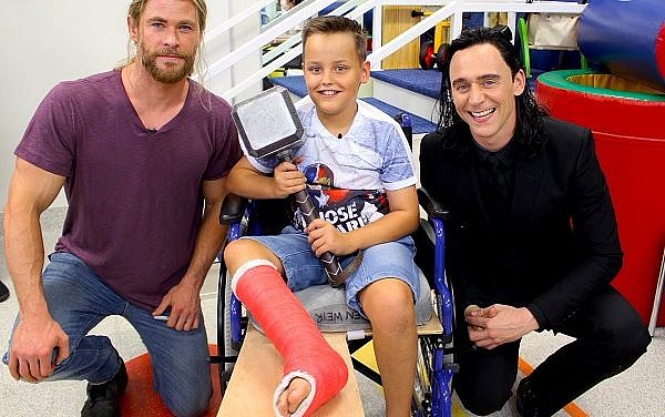 อบอุ่นหัวใจ: Thor กับ Loki มอบ “ค้อนสายฟ้า” เป็นของขวัญให้แก่ “ผู้ป่วยเด็ก” ที่โรงพยาบาล
