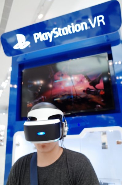 ซุ้ม PlayStation VR ภายในช้อป Sony ที่เอ็มควอเทียร์นั้นเด่นมาก เข้าร้านไปจะเห็นเลย