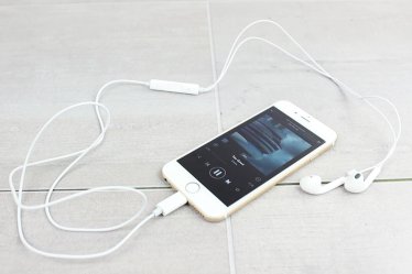 หลุดแผ่นข้อมูล iPhone 7 มาพร้อมหูฟัง Lightning EarPods และตัวแปลงในกล่อง