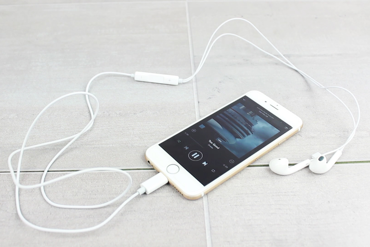 หลุดแผ่นข้อมูล iPhone 7 มาพร้อมหูฟัง Lightning EarPods และตัวแปลงในกล่อง