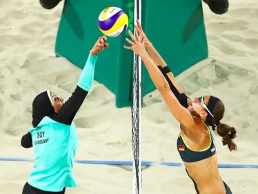 ช็อตเด็ด! ภาพนักกีฬาวอลเลย์บอลหญิง “อียิปต์ และ เยอรมนี”: สื่อความหมาย “โอลิมปิก” โดยสมบูรณ์