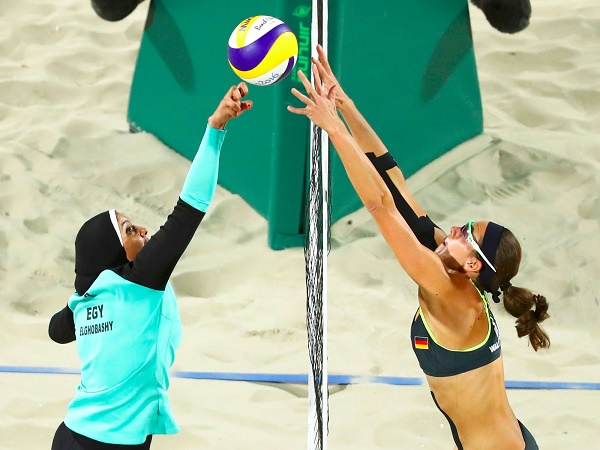 ช็อตเด็ด! ภาพนักกีฬาวอลเลย์บอลหญิง “อียิปต์ และ เยอรมนี”: สื่อความหมาย “โอลิมปิก” โดยสมบูรณ์