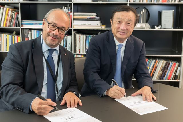 Ren Zhengfei, CEO ของ Huawei (ขวา) และ Dr. Andreas Kaufmann, ผู้ถือหุ้นใหญ่และบอร์ดของ Leica Camera AG(left) ลงนามความตกลงตั้งศูนย์ ‘Max Berek Innovation Lab’