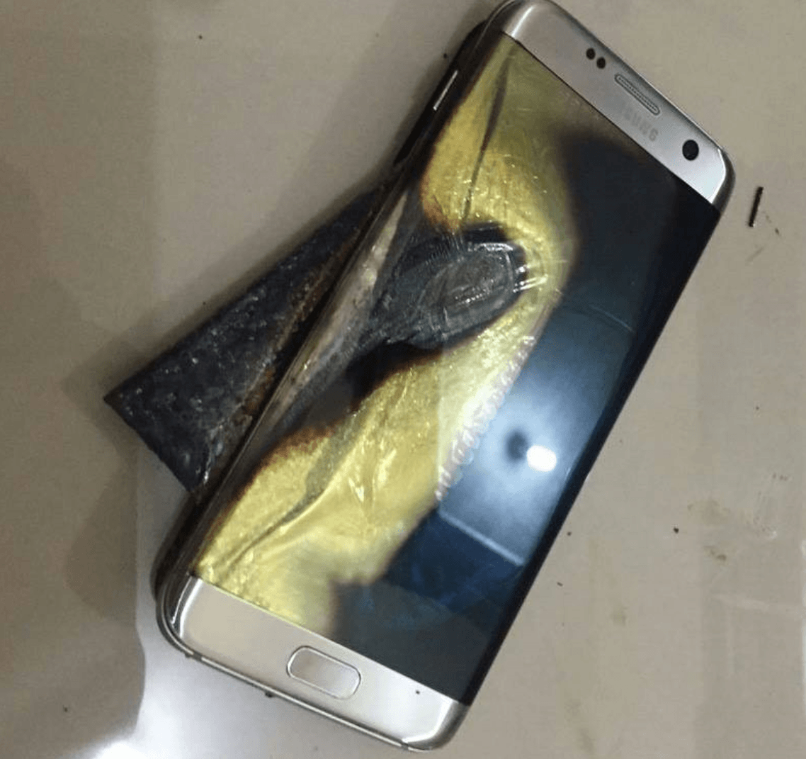 Samsung-Galaxy-S7-edge-catches-on-fire-while-being-recharged 2