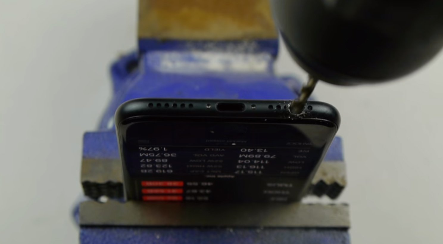 ยูทูปเบอร์เกรียนใช้สว่านเจาะรูบน iPhone 7 ประชดข้อหาไม่มีช่องเสียบหูฟัง!