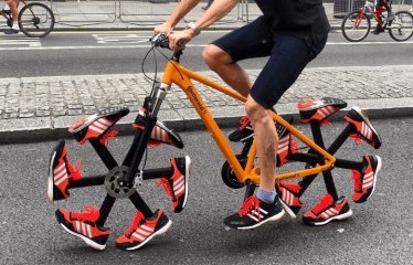 บริษัทอุปกรณ์จักรยาน ดัดแปลงล้อจักรยานแบบขำๆ ให้สวมรองเท้าแถมปั่นได้!