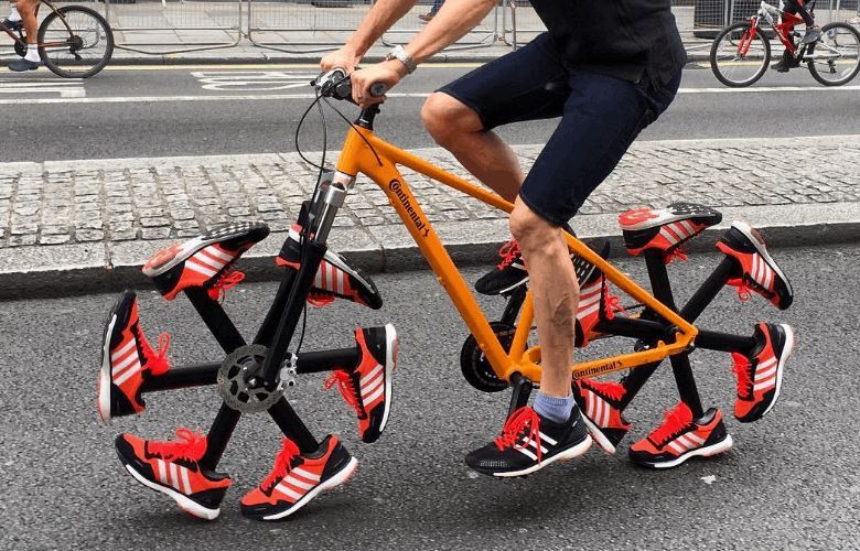 บริษัทอุปกรณ์จักรยาน ดัดแปลงล้อจักรยานแบบขำๆ ให้สวมรองเท้าแถมปั่นได้!