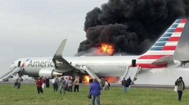 ชายหนุ่มถ่ายวิดีโอ “ความโกลาหล” เมื่อไฟไหม้เครื่องบิน : มองได้หลายแง่