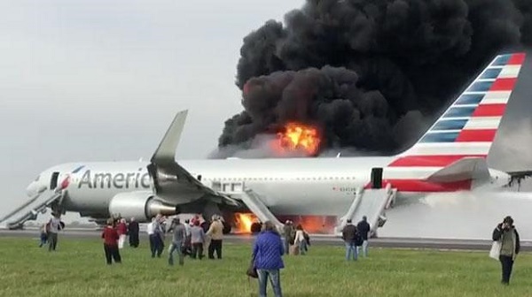 ชายหนุ่มถ่ายวิดีโอ “ความโกลาหล” เมื่อไฟไหม้เครื่องบิน : มองได้หลายแง่