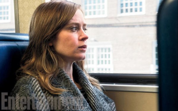 fl16-girl-on-the-train-01-emily-blunt-9999-12-22-15_612x380