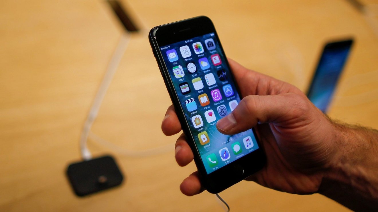 A customer takes a look at the new iPhone 7 smartphone inside of an Apple Inc. store in New York, U.S., September 16, 2016. REUTERS/Eduardo Munoz - RTSO1ZV