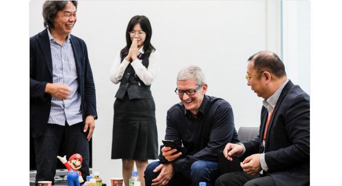 ภาพประวัติศาสตร์ เมื่อ Tim Cook นั่งเล่นเกม Mario Run กับผู้ให้กำเนิด Mario