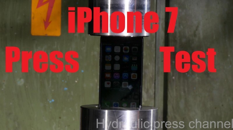 เปิ้ลผิดอะไร!? พบการทดสอบสุดเพี้ยนที่นำ iPhone 7 ไปบดขยี้บนแท่นอัดไฮโดรลิค!