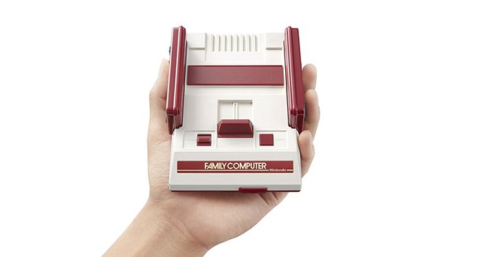 famicom Mini ไม่แถม Adapter ไฟแต่ใช้รุ่นอื่นได้ และมีให้ 2 จอยในกล่องเลย