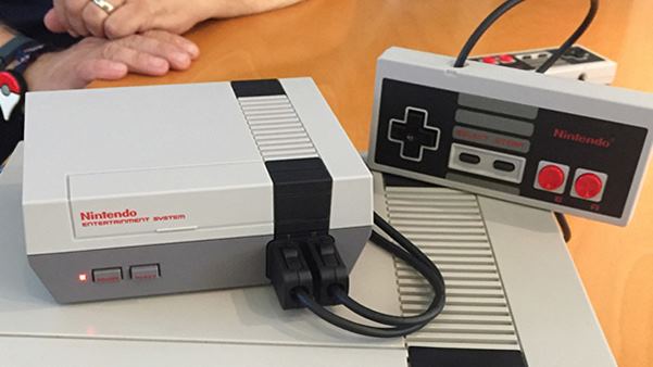 งานเข้าเครื่องแฟมิคอม มินิ (NES) สายคอนโทรลเลอร์ สั้นกว่าของเดิม