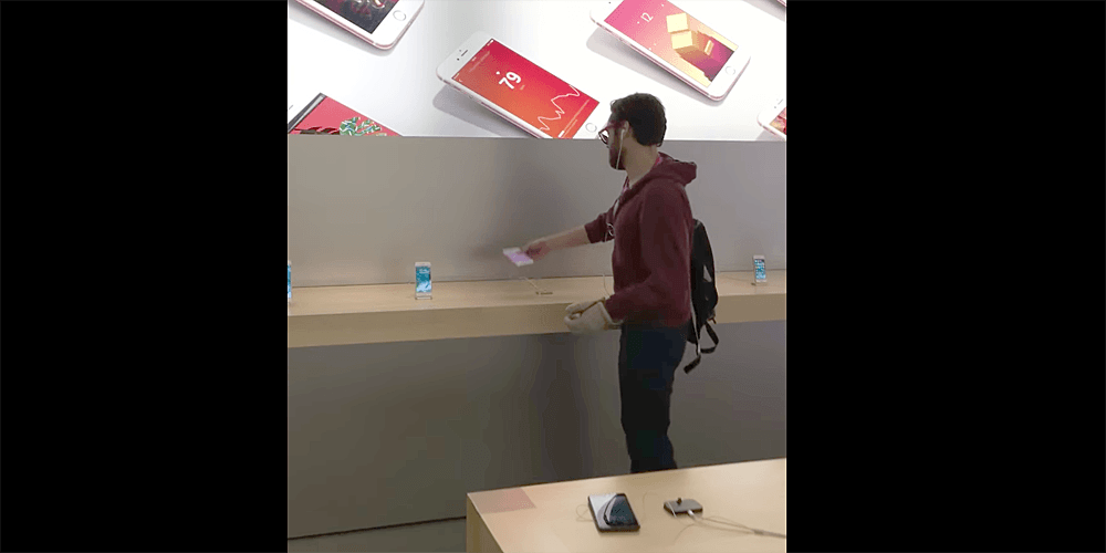 โกรธมาจากไหน!? ชายหนุ่มคลั่งทุบ iPhone หลายเครื่องใน Apple Store!!