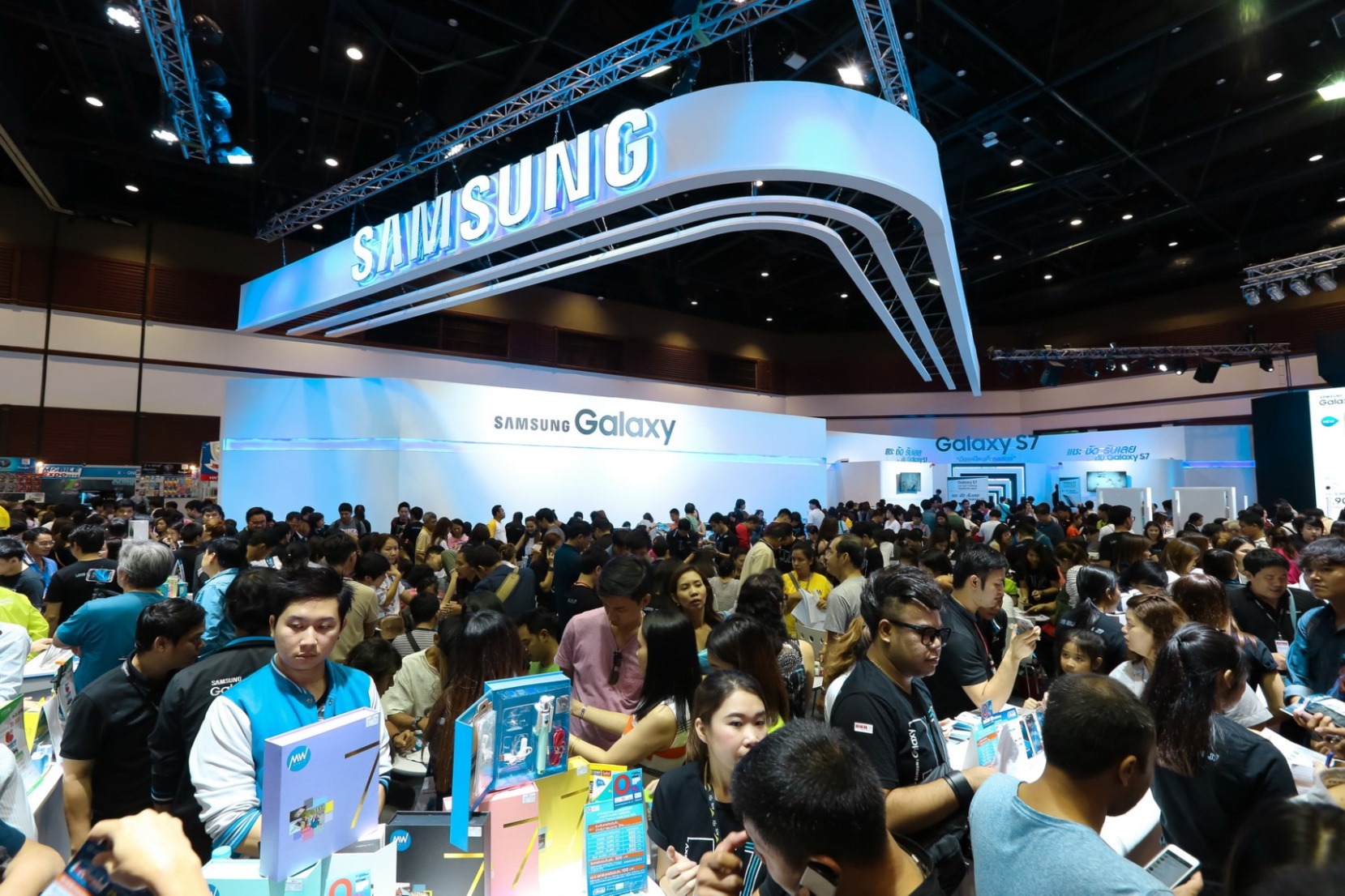 Samsung ยิ้มรับงานโมบายล์ เอ็กซ์โป ผลตอบรับดี คนทะลักบูธ ของแถมเกลี้ยง !!