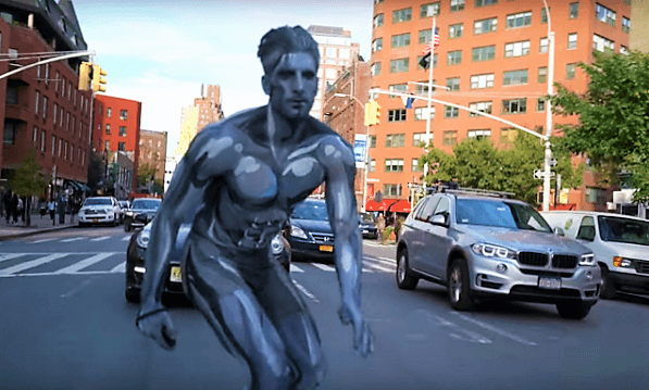 หนุ่มแต่งชุด Silver Surfer “เหมือนสุดๆ” เรียกเสียงฮือฮาใน “วันฮาโลวีน” ที่นิวยอร์ค