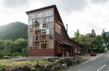 Kamikatz Public House บาร์ในญี่ปุ่นที่ถูกสร้างด้วย “ขยะรีไซเคิล”