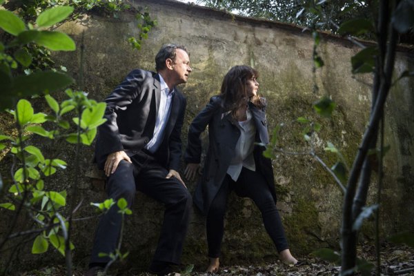 Robert Langdon (Tom Hanks) and Sienna (Felicity Jones) run for their lives through Boboli Gardens in Columbia Pictures' INFERNO.