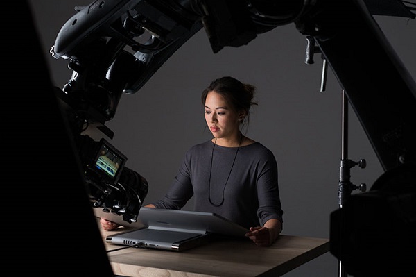 เชิญพบกับ KIRA หุ่นยนต์ช่วยถ่ายโฆษณา Surface Studio ของ Microsoft