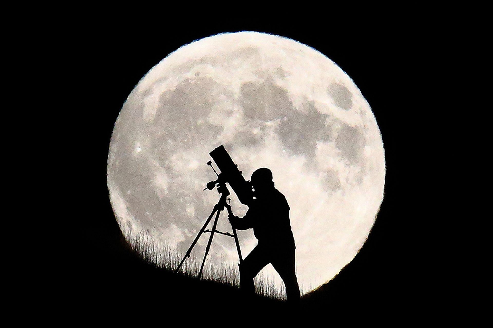 BRIGHTON, UNITED KINGDOM - SEPTEMBER 27: An astronomer stargazes ahead of tonight's supermoon on September 27, 2015 in Brighton, England. Tonight's supermoon, so called because it is the closest full moon to the Earth this year, is particularly rare as it coincides with a lunar eclipse, a combination that has not happened since 1982 and won't happen again until 2033. (Photo by Jordan Mansfield/Getty Images)