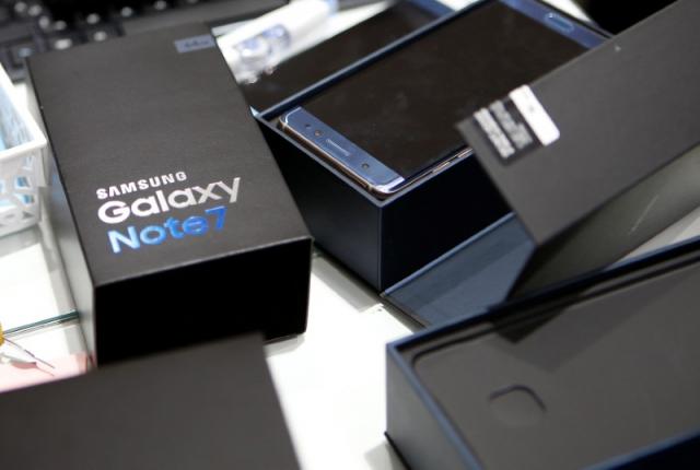 An exchanged Samsung Electronics' Galaxy Note 7 is seen at company's headquarters in Seoul, South Korea, October 13, 2016.   REUTERS/Kim Hong-Ji