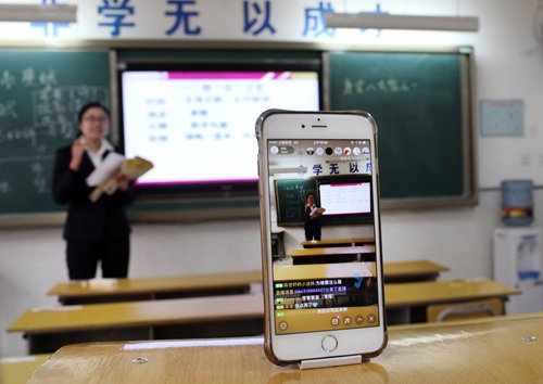 โรงเรียนในจีนหันมาสอนแบบไลฟ์สดผ่านออนไลน์ หลังเจอวิกฤตหมอกควันพิษทั่วเมือง