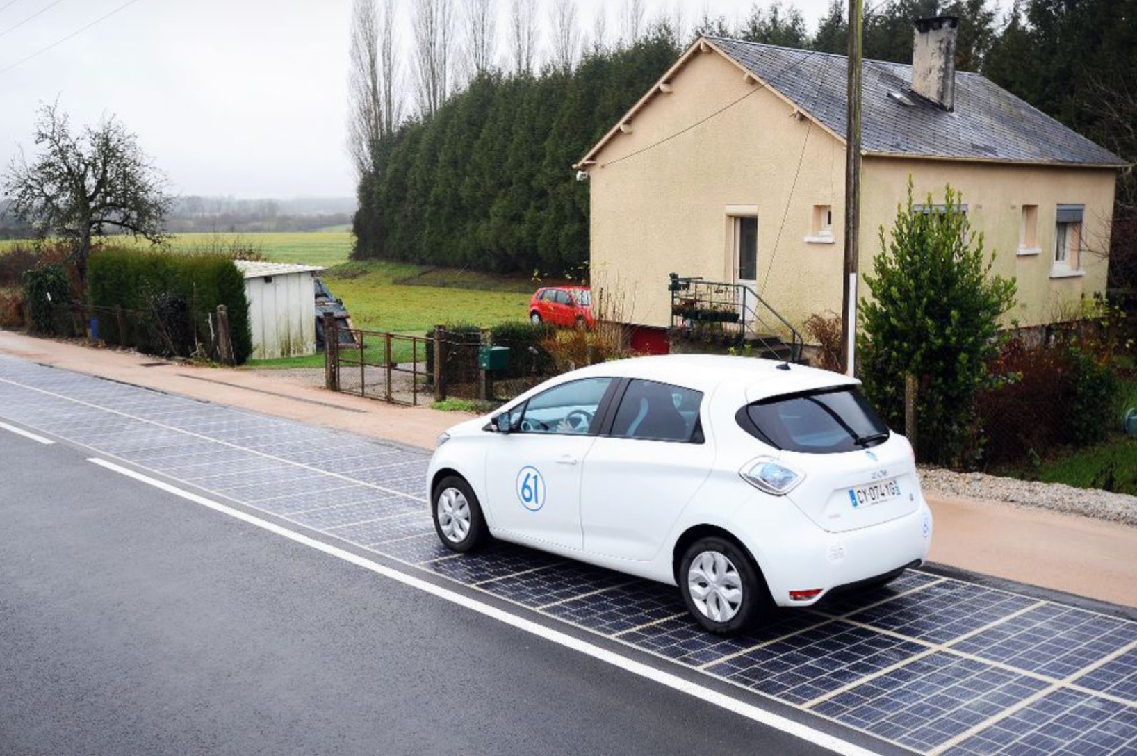 รัฐบาลฝรั่งเศสเปิดใช้งานถนนพลังงานแสงอาทิตย์เป็นแห่งแรกในโลก