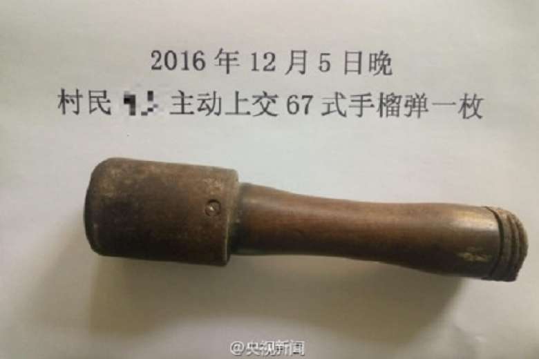 คารวะครับอาเจ็ก! ชายจีนใช้ระเบิดมือ “แกะถั่วนาน 25 ปี” กว่าจะรู้ว่ามันคืออะไร!