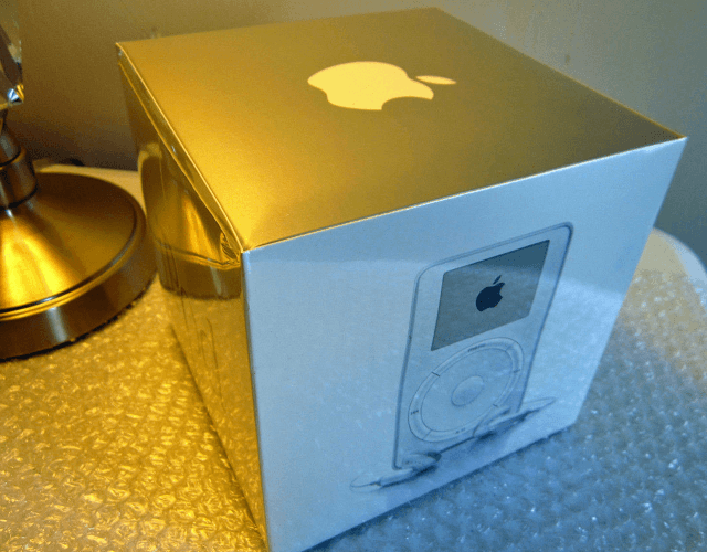 iPod รุ่นแรก ยังไม่ได้แกะกล่อง ราคาสูงถึง 7.1 ล้านบาท ใน eBay