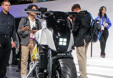 Honda เปิดตัวมอเตอร์ไซค์ทรงตัวได้เอง ในงาน CES 2017