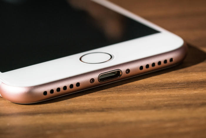 ยอมเหมือนชาวบ้าน iPhone 8 อาจใช้พอร์ท USB-C แทน Lightning แล้ว