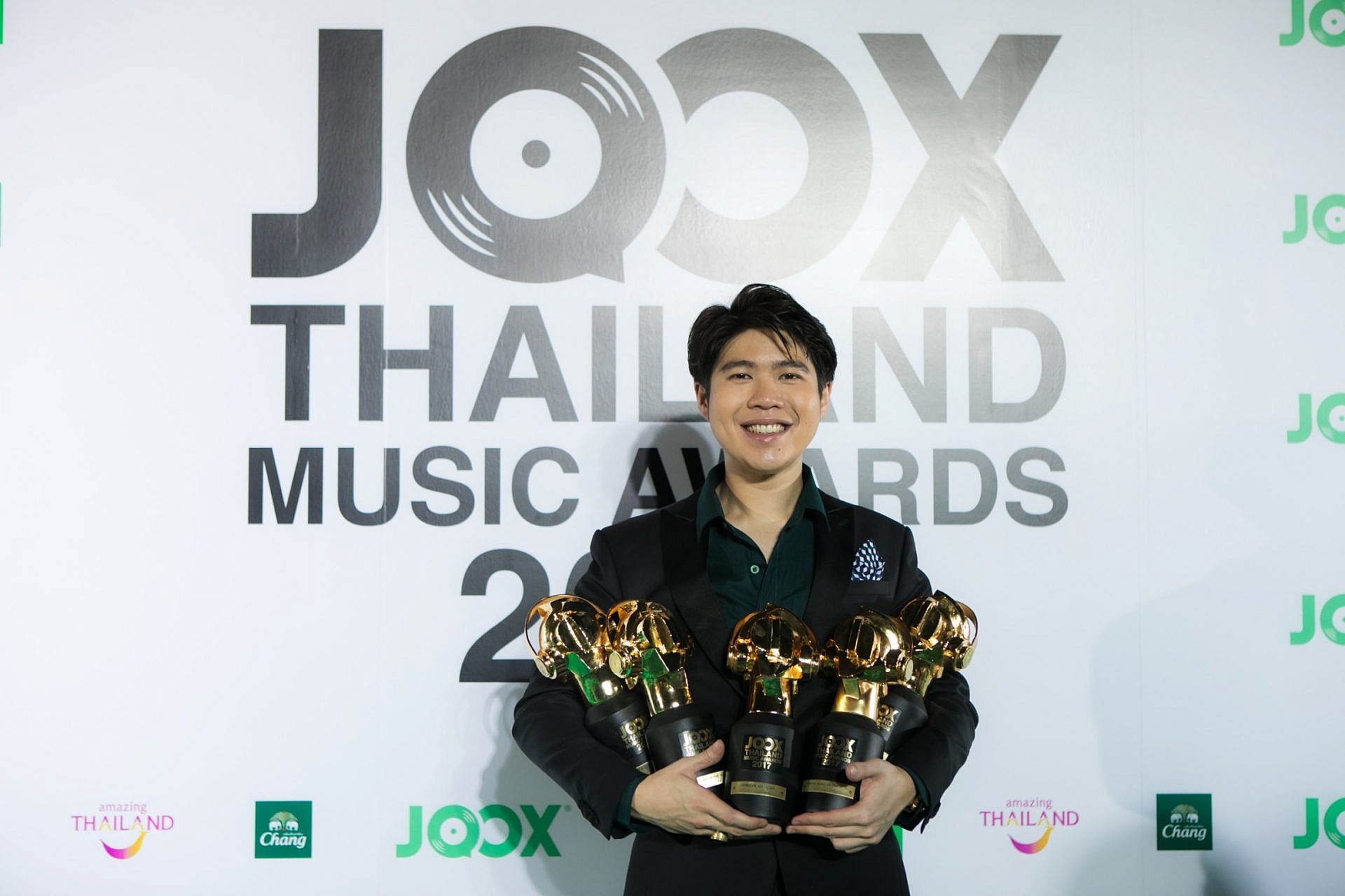 อะตอม ชมกันต์ คว้า 5 จาก 11 รางวัล !!!! ในงาน JOOX Thailand Music Awards 2017