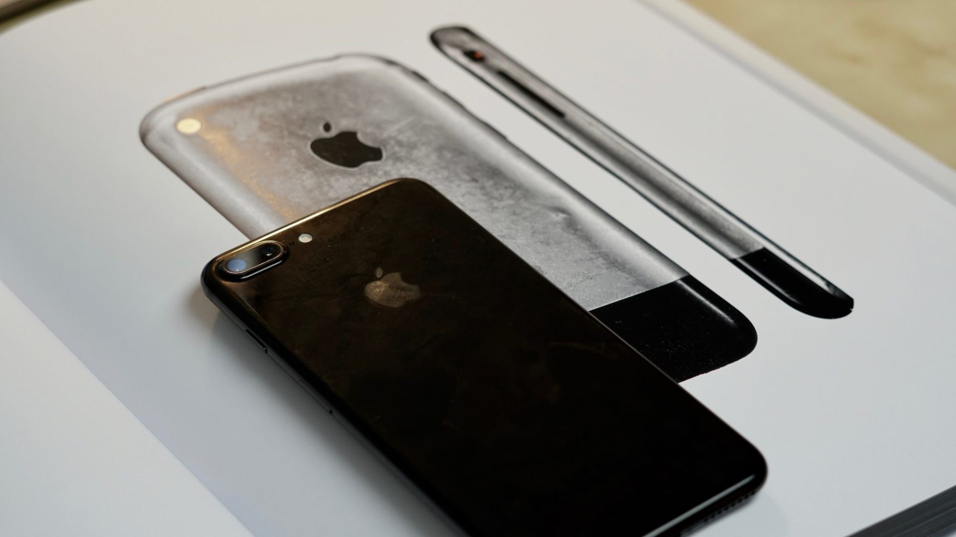 ลือ iPhone 8 อาจมาพร้อมดีไซน์เครื่องทรงหยดน้ำ ขอบเครื่องโค้งมนเหมือนรุ่นแรก