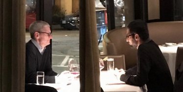 คุยอะไรกันนะ พบ Tim Cook และ Sundar Pichai นั่งคุยกันในร้านอาหาร